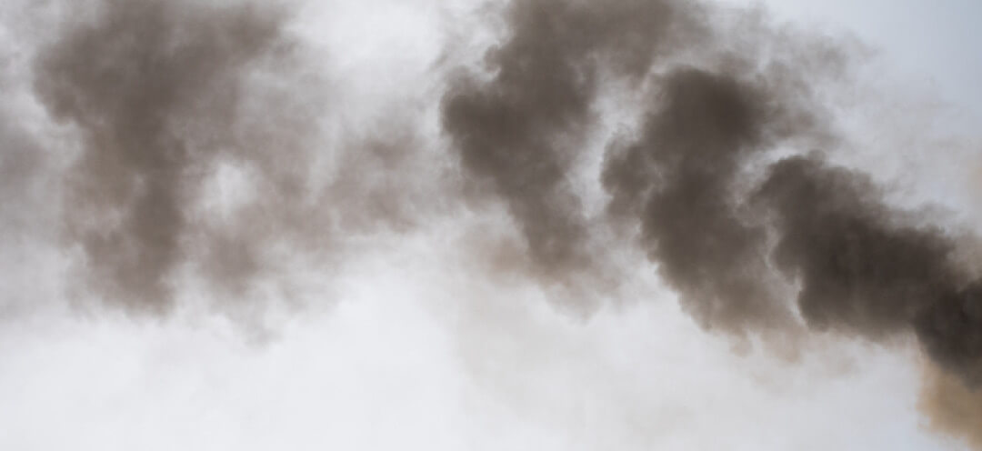 Grijze rook langs de lucht 