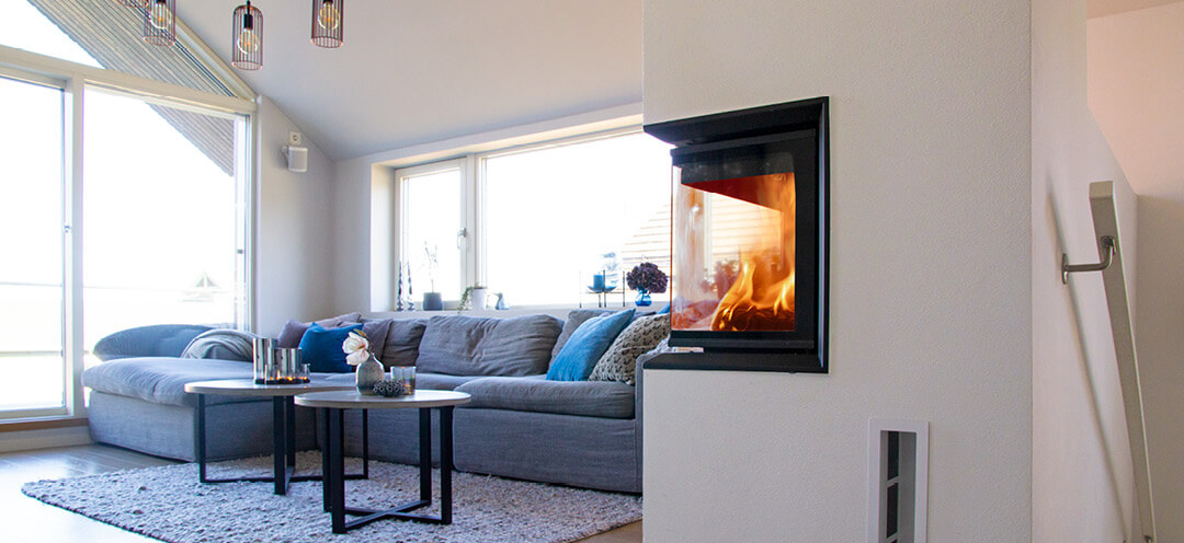 Grijze bank in modern wit huis met grote witte open haard Scan 5003 FR met vlammen