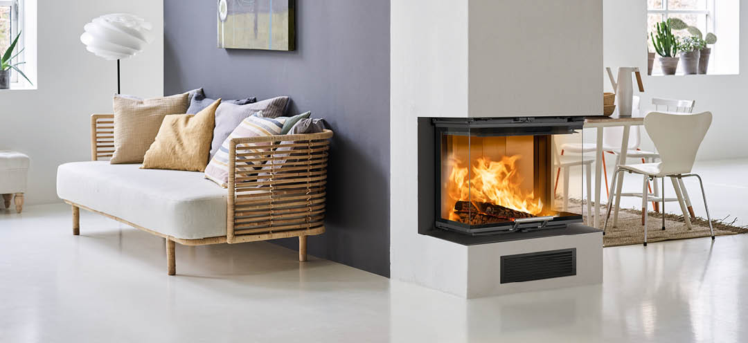 Witte woonkamer met bamboe bank en een paarse muur met open haard op kopwand en inzethaard Scan 5004 FRL met glas aan drie zijden