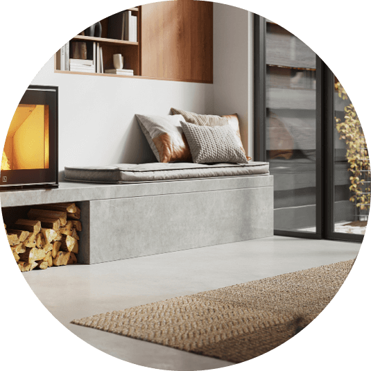 Bank geïntegreerd in de ombouw van de haard