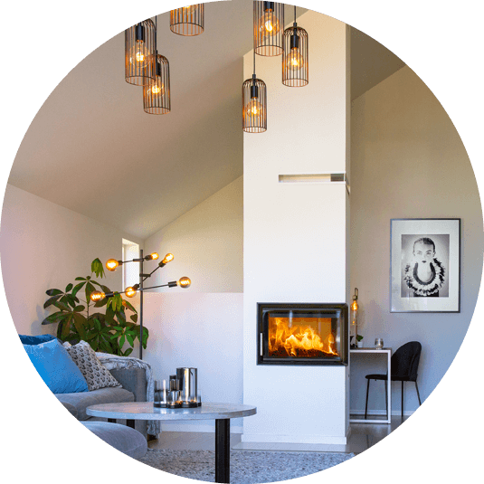 Inbouwhaard Scan 5003 in een op maat gemaakte haard die helemaal van vloer tot plafond gaat