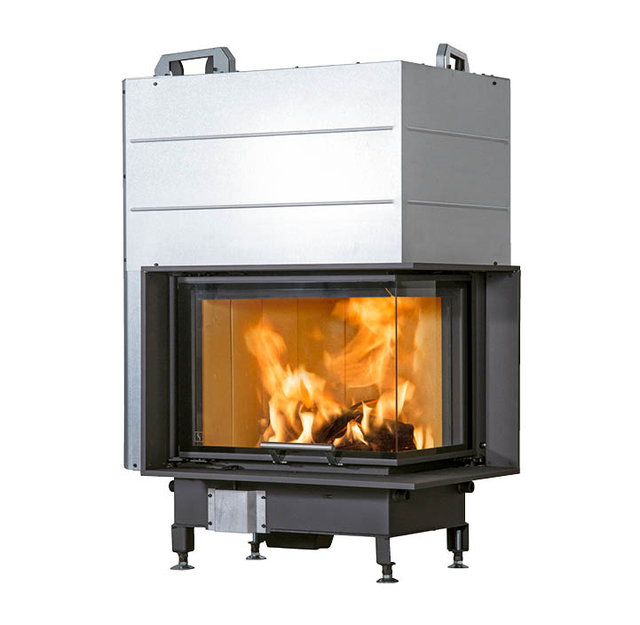 Grote witte schouw met zwarte inzethaard Scan 5004 met hefdeur en glas aan twee zijden, midden in de witte woonkamer gelegen met grote raampartij met bank en spijlen achter