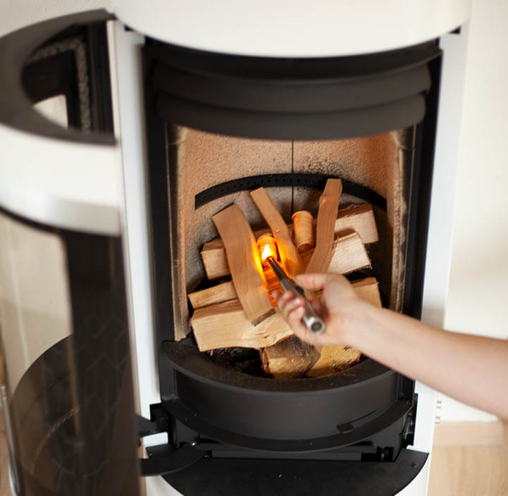 Close-up in een open haard van hoe je het vuur stapelt