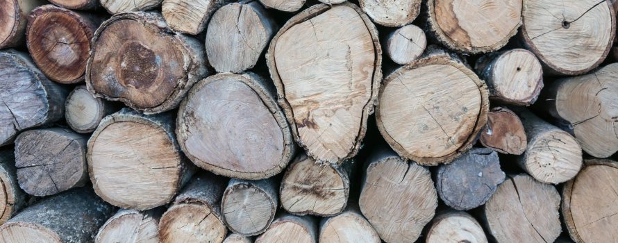 Stapel brandhout met licht eindhout