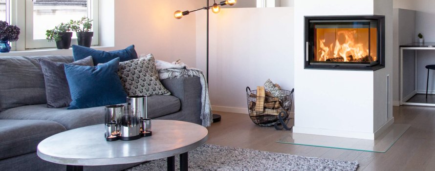 Grijze bank in modern wit huis met grote witte open haard Scan 5003 FR met vlammen