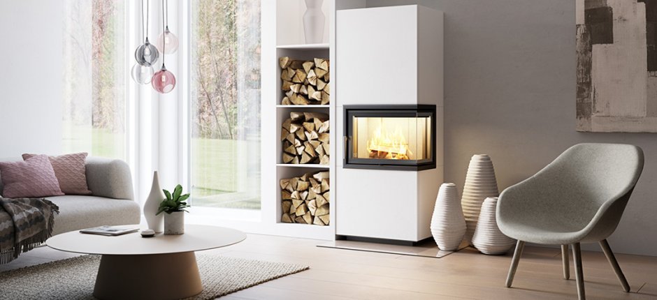 Brandende open haard Scan 5003 in woonkamer met stoel en grote ramen 