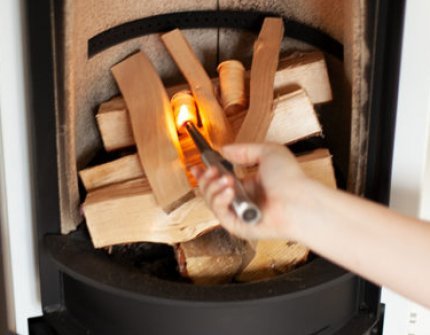 Hand die oplicht in een houtkachel met de "top down" methode 
