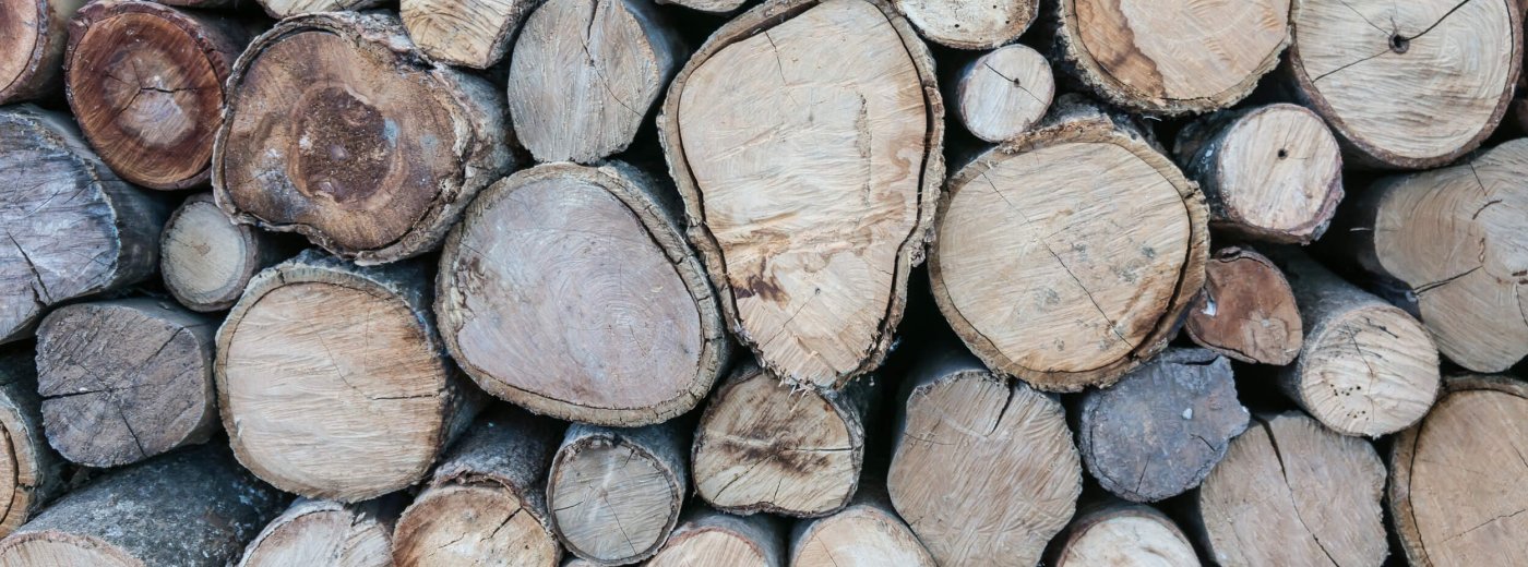 Stapel brandhout met licht eindhout