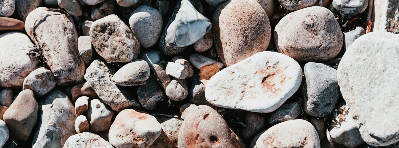 Stenen in verschillende grijstinten op een strand