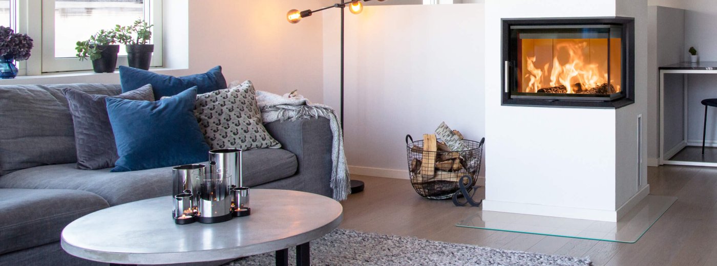 Grijze bank in modern wit huis met grote witte open haard Scan 5003 FR met vlammen