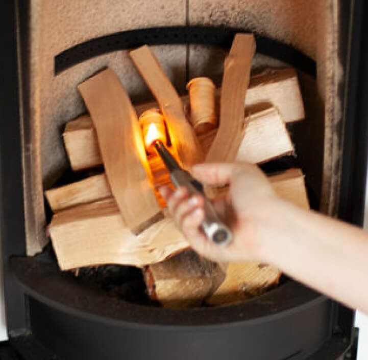 Hand aansteken van het vuur in de open haard